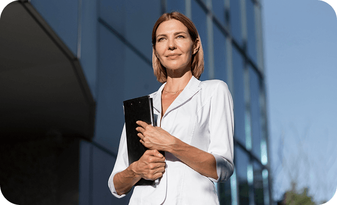 客户在 MerchandAise 工作流程仪表板上查看照片级真实产品预览和材料选项。